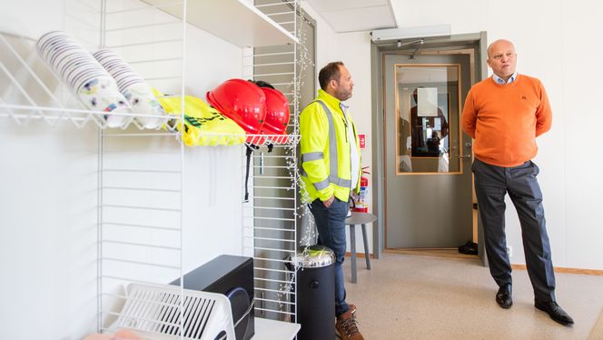 Trygve Slagsvold Vedum (Sp) og daglig leder Hans-Olav Veflen i Veflen Entreprenør inne på selskapets brakkerigg i Lillestrøm. På rommene finnes det seng, et lite kjøkken og eget bad. Foto:  Emilie Holtet, NTB
