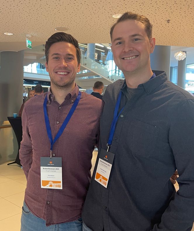 Spennende å bli faglig oppdatert om pågående bruprosjekter! Eirik Willand (Rambøll) (til venstre) og Sondre Rydtun Haug (Norconsult) Foto:  Ingrid F. Bjørgo/Statens vegvesen