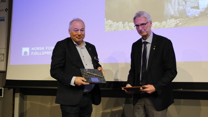 Gullfeiselen 2023 gikk til firmaet LNS. Her har LNS-sjef Frode Nilsen mottatt utmerkelsen av styreleder Amund Bruland i Norsk Forening for Fjellsprengningsteknikk. Foto: Bjørn Olav Amundsen