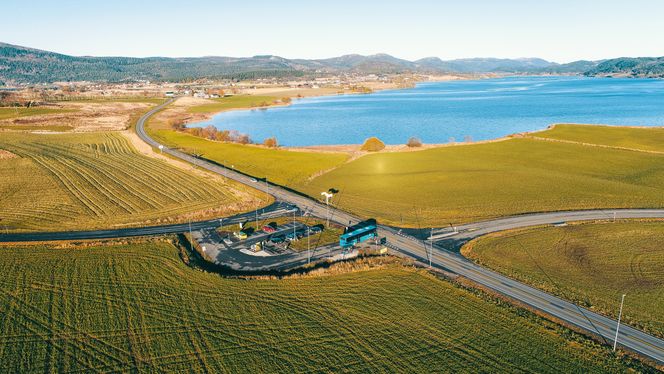 Park- and ridekrysset med Rissa sentrum i bakgrunnen. Her er veien stabilisert på grunn av kvikkleire. Foto:  Trøndelag fylkeskommune