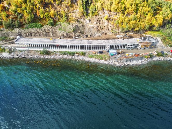 160 meter av den rasfarlige strekningen utenfor Pollfjelltunnelen har nå fått rasoverbygg. Bildet ble tatt sist sommer Foto: Troms og Finnmark fylkeskommune