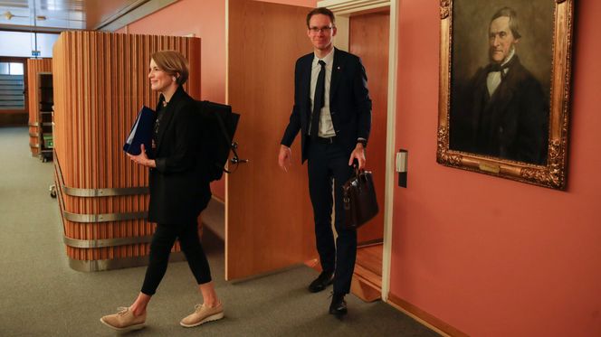 SV-politiker Kari Elisabeth Kaski og leder i finanskomiteen Eigil Knutsen (Ap). Foto: Hanna Johre