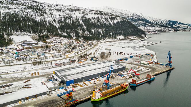 Testfabrikken til daværende Freyr ved havna i Mo i Rana. Bildet er tatt i januar 2024. Foto: Arash A. Nejad