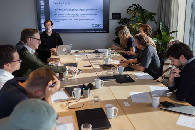 SPISSER HISTORIEN: Investor og entreprenør Sean Percival er blant ekspertene deltakerbedriftene møter i TINC. Her hjelper han dem med å spisse historien om dem selv. Foto:  Lars Rolland/Innovasjon Norge