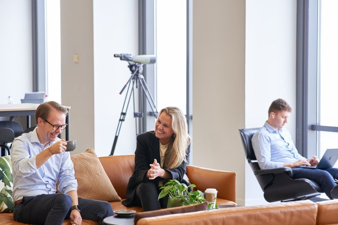 AFTERNOON TEA: Når «the cookie bell» ringer kl. 15, er det duket for kaker og kaffe. Det har vært tradisjon siden åpningen av L39. Foto: Amelia Karlsen