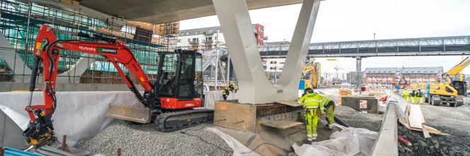 <span>Oppgraderingen av Drammen stasjon er inne i en hektisk periode. Ny bybru bygges i tett samarbeid med Drammen Kommune, hvor Bane NOR bygger delen over stasjonsområdet, Drammen Kommune resterende. Foto: TUM Studio</span>