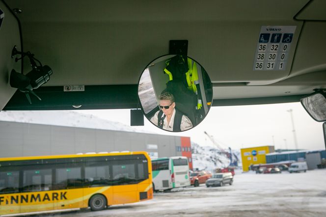 Jeg er veldig positivt overrasket over elbussene her på vinteren. sier Grete Karlsen, bussjåfør i Tide Buss Foto: Volvo Buss Norge