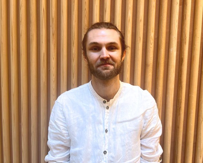 Thomas Andre Fure er student ved bachelorprogrammet for fotojournalistikk ved OsloMet og har testet fire forskjellige KI-detektorer. Foto: Kajsa Garmann Lønrusten