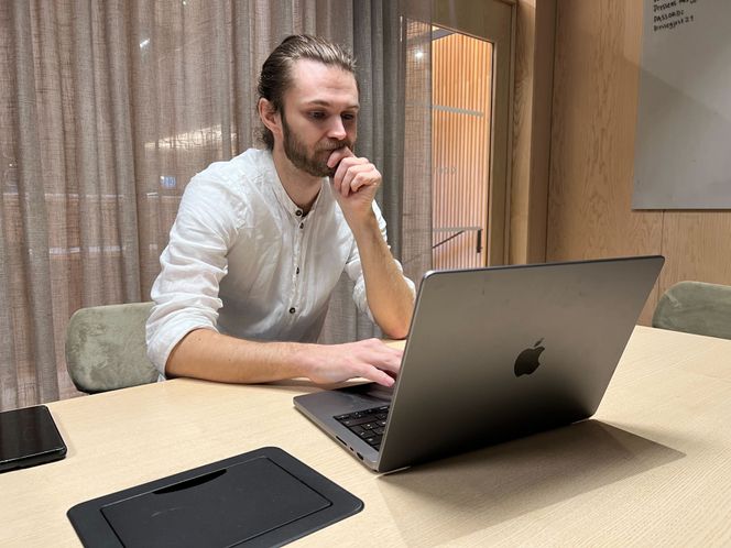 Noe av det Thomas Andre Fure ønsket å finne ut av var hva KI-detektorene vektlegger når de analyserer et bilde. Foto: Kajsa Garmann Lønrusten