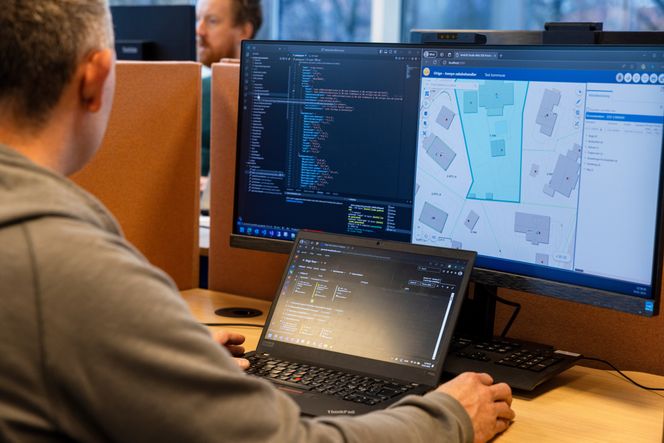 Geodata AS er den norske distributøren av Esri-teknologi – en verdensledende utvikler av geografisk programvare. Det gir kapasitet og teknologi til å gjennomføre tunge GIS-analyser basert på en rekke offentlige datagrunnlag.