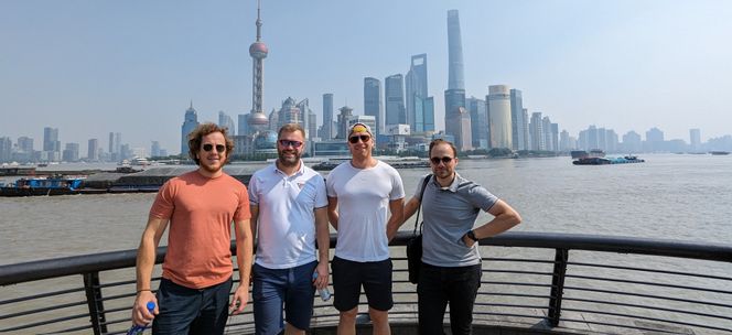 <span>Delegasjonen fra Solcellespesialisten i Shanghai. Fra venstre, Ulrik Rør, Carl Christian Strømberg, Anders Rør og Simen Johan Willgohs. Oriental Pearl Tower i bakgrunnen. </span><span>Foto: Solcellespesialisten</span>