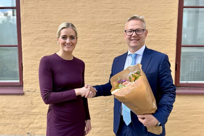 Ny direktør i Nasjonal sikkerhetsmyndighet (NSM), Arne Christian Haugstøyl (49), her under en blomsteroverrekkelse med med justisminister Emilie Enger Mehl. Foto: Trude Larstad, Justis- og beredskapsdepartementet