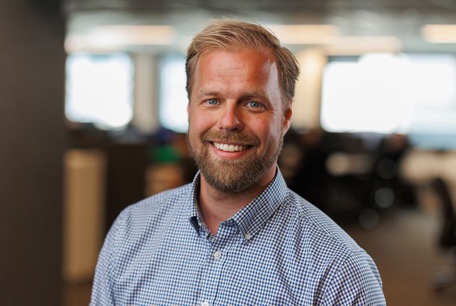 BESKYTTER SAMFUNNET MED KI: Gründer Erlend Gjære finner mye motivasjon i å kunne beskytte mennesker mot kriminelle aktører – ved hjelp av data og kunstig intelligens.