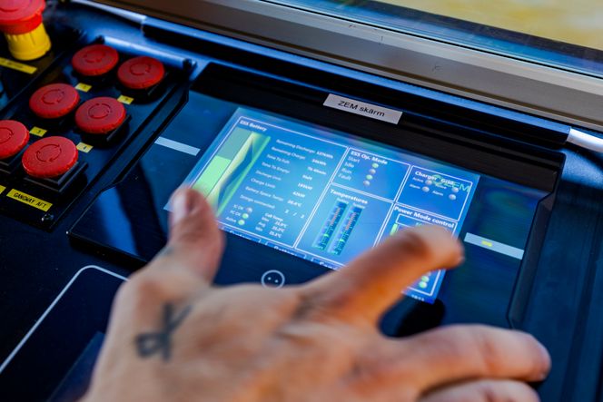 En finger på skjermen for å starte seilasen er alt som kreves av kaptein Mathias Martinsen på MF Estelle. Målet er å ha kapteinen på land og bare ha sikkerhetspersonell om bord.