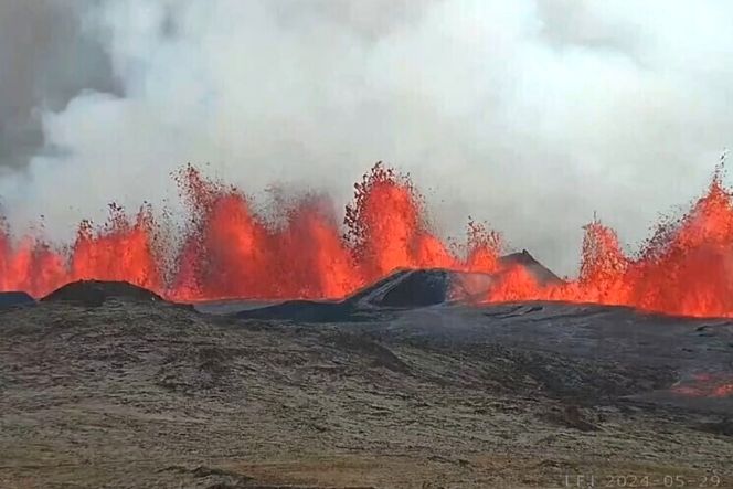Det nye vulkanutbruddet på Reykjaneshalvøya på Island begynte onsdag ettermiddag, kun få timer etter at man valgte å evakuere bygda Grindavik. Foto:  Skjermdump / AP