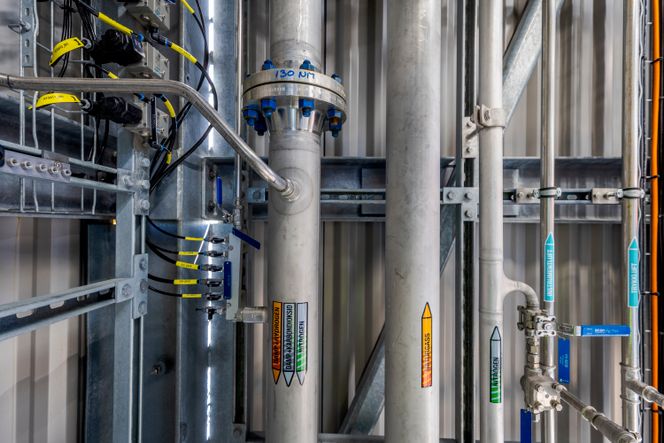 Rør med piler viser hvilke gasser som er med i prosessen. <em>Foto: Arash A. Nejad</em>