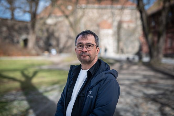 Lars Peder Haga, førsteamanuensis ved Luftkrigsskolen, sier det er uklart hva politiet i Danmark mener med «større droner», men at det kan indikere at noen har villet investere mer i å lage trøbbel. Foto:  Mathias Klingenberg