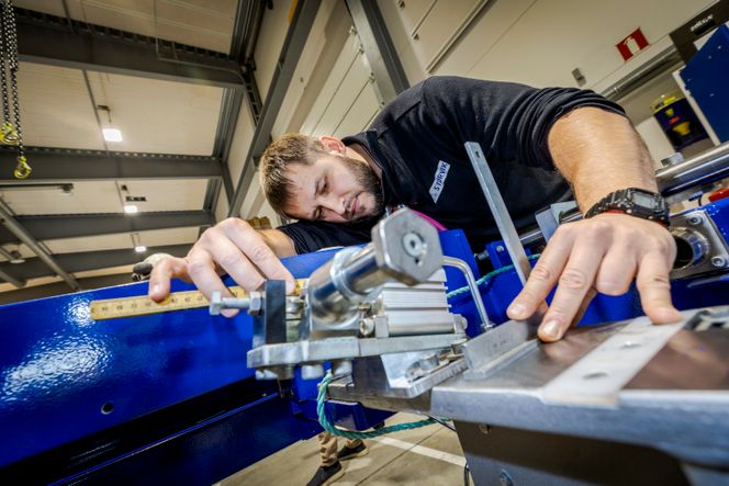 Industrirørlegger Mykhailo Makhinenko jobber det på det som etter hvert skal bli utstyr i et aluminiumsverk i Kina. Foto: Arash A. Nejad