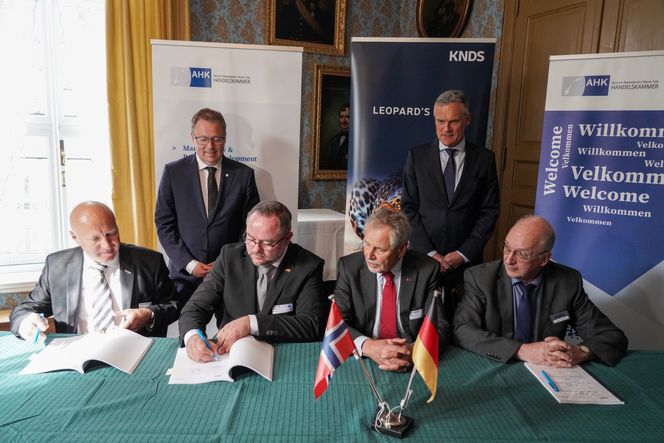 Forsvarsminister Bjørn Arild Gram var til stede da avtalen ble signert på arrangementet Norsk-Tyske Handelskammer i Oslo Militære Samfund tirsdag. Foto: Ole Berg-Rusten/NTB