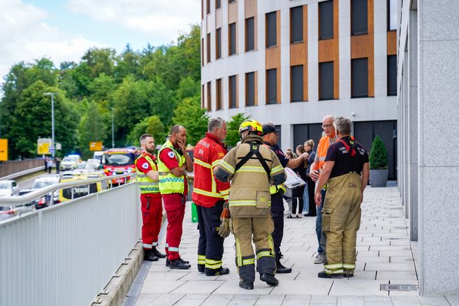 Mannskap fra nødetatene utenfor lokalene der to personer ble skadet etter eksplosjonen i Kappas laboratorium. Foto:  Håkon Mosvold Larsen/NTB