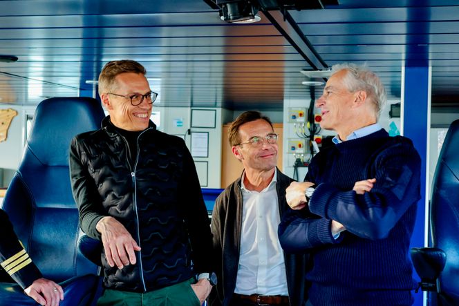 God stemning da statsminister Jonas Gahr Støre (Ap) i forrige uke tok med seg Sveriges statsminister Ulf Kristersson og Finlands president Alexander Stubb om bord på kystvaktskipet KV Svalbard for å spise middag og holde møter. Men ansatte om bord forteller om misnøye med lønns- og pensjonsordningene. Foto:  Jan Langhaug/NTB