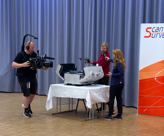 Markedssjef i Scan Survey, Håkon Andresen, demonstrerer selskapets nye dronegarasje for utplassering på anlegg. Selskapet jobber med regelverket for slike operasjoner og har kunder som ser verdien av å få ferske dronemålinger levert regelmessig, raskt og akkurat når behovet melder seg. Foto:  Scan Survey