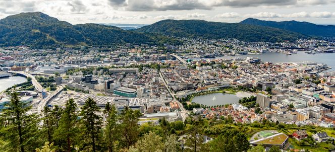 Statens vegvesen har kontorer ikke langt fra Nygårdsbroen, Høyteknologisenteret og Meteorologisk institutt til venstre i bildet. Foto: TUM Studio
