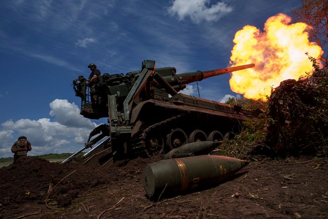 Det går store mengder artilleriammunisjon i krigen i Ukraina hver dag. Foto: Evgeniy MaloletkaAP/NTB