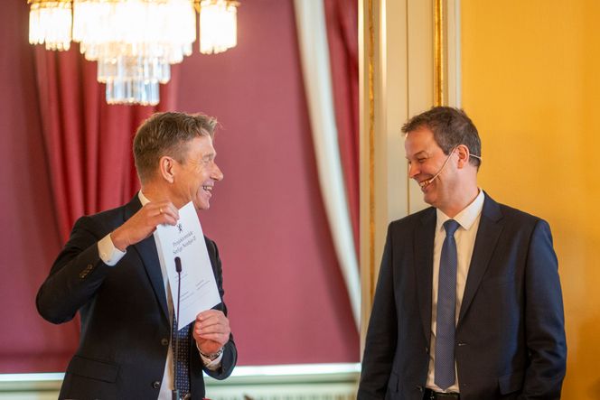 Energiminister Terje Aasland (Ap) og Peter van der Poel, administrerende direktør i Ingka Group, viser frem den nylig signerte kontrakten om utbyggingen av havvindområdet Sørlige Nordsjø II. <span>Foto: Heiko Junge</span>