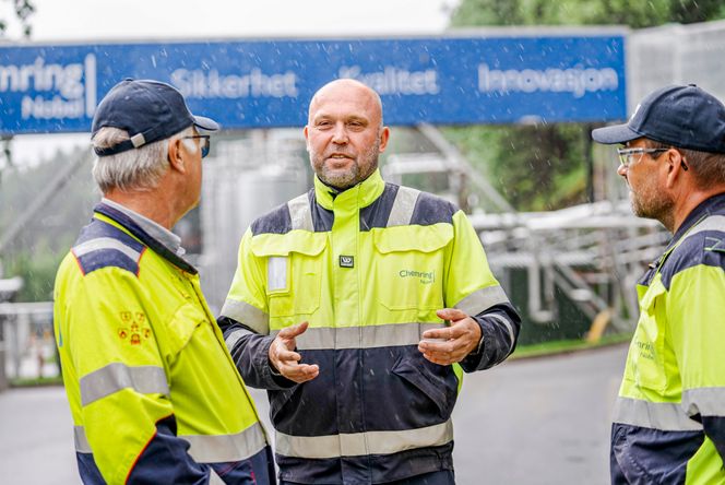 Administrerende direktør i Chemring Nobel, Helge Husby (i midten) ønsker å bygge ny fabrikk og det haster på grunn av kolossal etterspørsel etter ammunisjon blant annet på grunn av krigen i Ukraina. Foto: Chemring Nobel Foto: Chemring Nobel