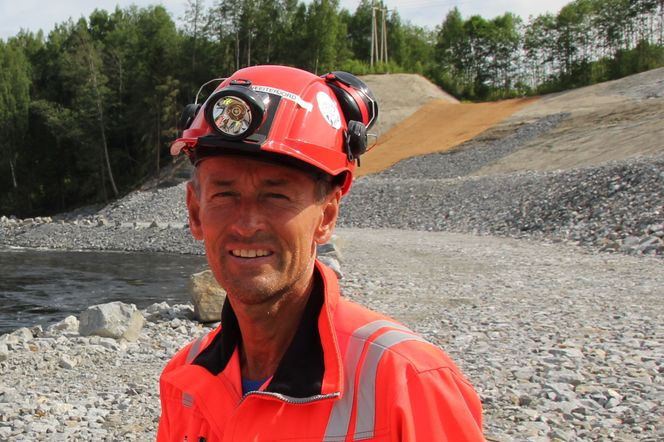 – Vi får håpe at både de midlertidige og permanente veiene står seg, sier Gunnar Eiterjord i Vegvesenet. Her foran E16 ved Ådalselva som nylig ble flomsikret. Foto: Bjørn Olav Amundsen