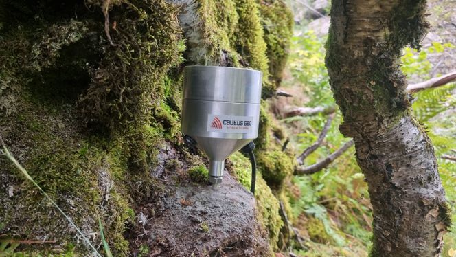 Nyutviklet sensornode som lytter etter bevegelser i bakken. Den har en rekke ulike sensorer, blant annet 3D-akselerometer og geofon. Foto:  Cautus Geo