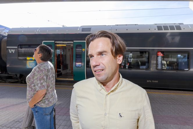 Alexander Lunev på Oslo S etter nyheten om sammenslåingen mellom Vy og Flytoget. Foto:  Arash A. Nejad