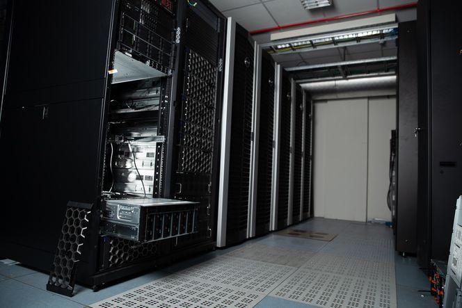 Idun var tidligere plassert i et serverrom i kjelleren i «Lerkendalsbygget» rett nedenfor Realfagsbygget, men ble med en utvidelse i 2021 flyttet opp i maskinhallen «Valhall», én etasje opp i samme bygg. Foto: Kai T. Dragland