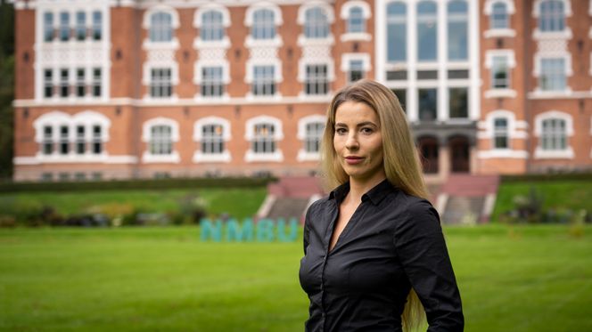 Milna Mandusic er overingeniør i Vann- og avløpsetaten. Samtidig er hun i gang med en doktorgrad ved Norges miljø- og biovitenskapelige universitet i Ås. Foto: TUM Studio