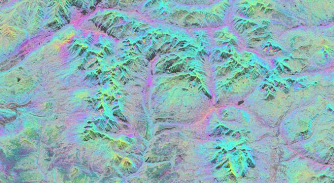 Dette er et interferogram beregnet ut fra to satellittradarbilder over Telluride og San Juan-fjellene i Colorado, USA. De små fargeforstyrrelsene i enkelte fjellsider indikerer den ørsmå bevegelsen til strømmer av frossent materiale, såkalte steinbreer. Den nye studien viser at klimaendringer akselererer hastigheten av disse landskapselementene over hele det vestlige USA, blant annet i San Juan-fjellene. Bildets reelle bredde er 50 km Foto: Interferogram, Kääb/Røste