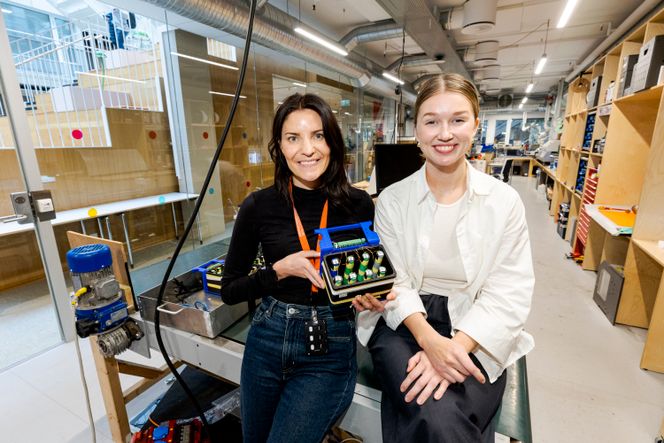 Litech jobber med avfallshåndtering av batterier i restavfall. Gründerne Ida Marie Pedersen (til venstre) og Synne Sauar har store forventninger til denne patentsøkte dingsen. Foto: Arash A. Nejad