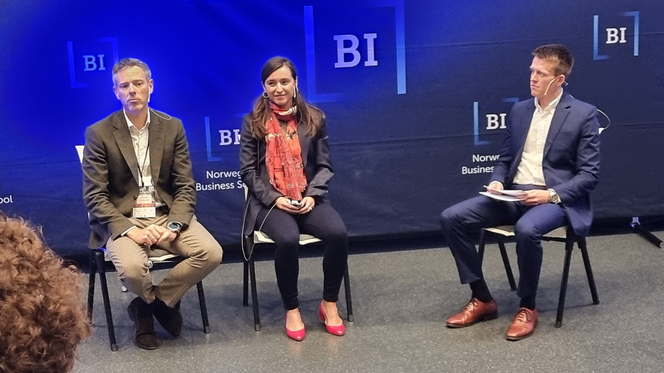 Fra venstre: Jon Gravråk, CEO i Bulk Infrastructure, Ilda Metani, Head of Industry AI Consulting i Schneider Electric AI Hub og Kristian Birgirsson, Senior Project Manager and Team Lead AI, specializing in Generative AI. Foto: Schneider Electric