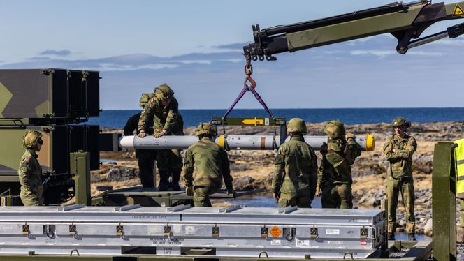 Soldater fra Luftvernbataljonen lader en NASAMS-launcher med et AIM-120C-7 AMRAAM-missil. Bildet er fra juni i år. Foto:   Ella Hagen / Forsvaret