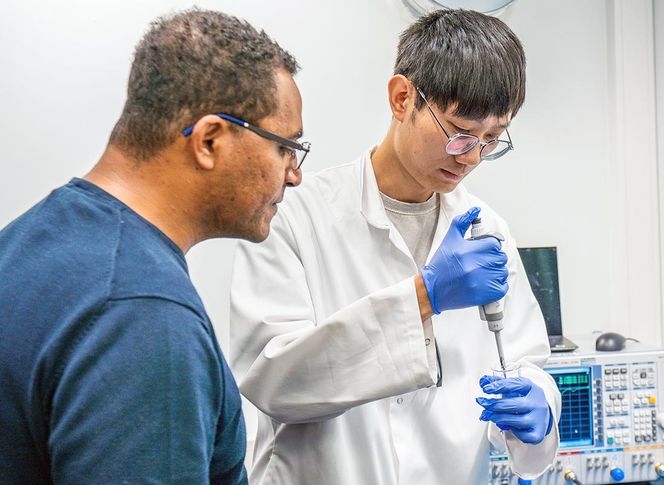 Stipendiat Yu Dang (t.h.) forteller at sensoren de har utviklet skiller mellom ulike gasser med 96,7 prosent nøyaktighet. T.v. professor Michael Cheffena. Foto: Mads Wang-Svendsen