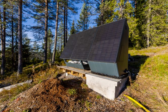 Dette er boksen med tre paneler. Det gule røret (k-rør) leder strømmen, i dette tilfellet til nærmeste hytte. Foto: Arash A. Nejad<span> </span>