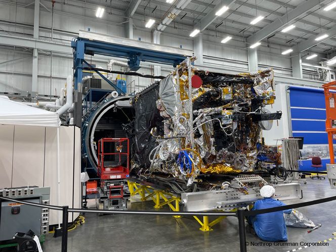 En av satellittene under testing i Northrop Grummans satellittproduksjonsanlegg i Dulles i Virginia tidlig i 2024. <span>Foto: Space Norway</span>