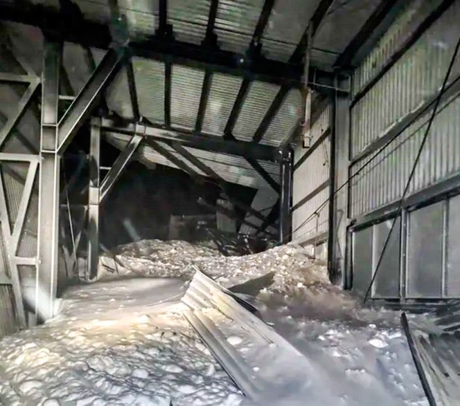 Slik så det ut etter at et snøras raste inn i og delvis ødela et rasoverbygg på Bergensbanen nordvest for Hallingskeid mandag kveld. Foto: Bane Nor
