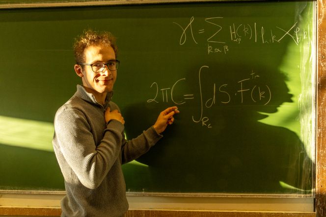 <span><span>– Topologiske kvantebits er spennende, men det er vanskelig å beskrive denne matematikken med ord. Da blir de fine nyansene borte, forteller Gunnar Lange. Foto: Yngve Vogt</span></span>