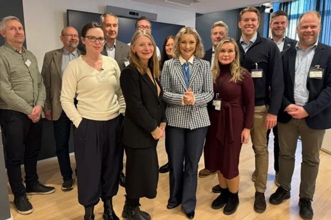 Nasjonal ekspertgruppe mot digital svindel ble opprettet av Nkom og Økokrim i 2023. Den ledes av Johannes Vallesverd, som står helt til høyre. Foto: Regjeringen