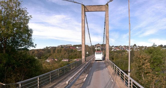 Dagens hengebru fra 1950-tallet er utslitt og utdatert.