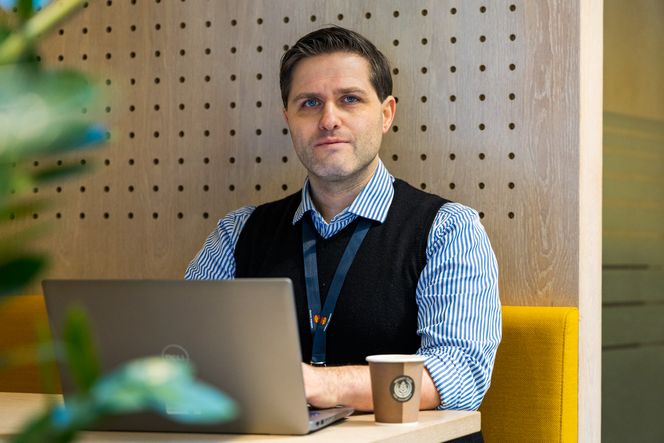 Tillit, fleksibilitet og et godt miljø er en av grunnene til at Rikard trives så godt i Statens vegvesen.
