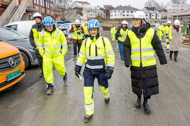 Konsernsjef i Sporveien Birte Sjule og byråd Marit Vea var på befaring på Fornebubanens byggeplass på Majorstuen tidligere i år. Foto: Arash A. Nejad