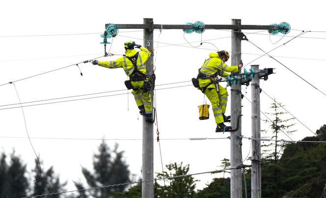 Mannskap fra Haugaland Kraft jobber på Førland i Haugesund for å rette feil. Bildet er tatt ved en tidligere anledning. Foto:  Jan Kåre Ness/NTB