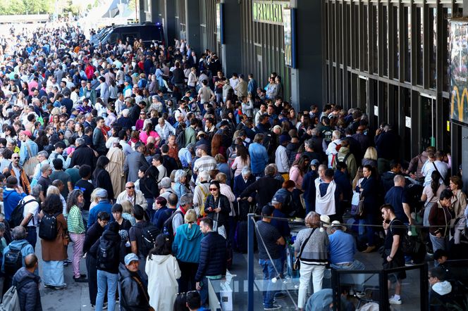 Det samlet seg en stor folkemengde utenfor Barcelona-Sants jernbanestasjon mandag etter at strømbruddet lammet alt av togtrafikk. Foto: Albert Gea/Reuters/NTB